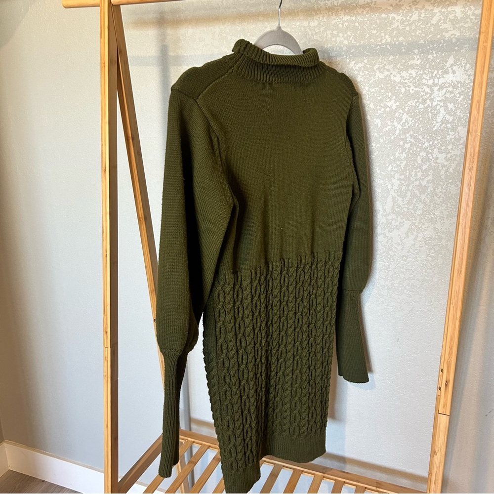 Lulu’s long sleeve, green cable knit sweater dress. Size small.